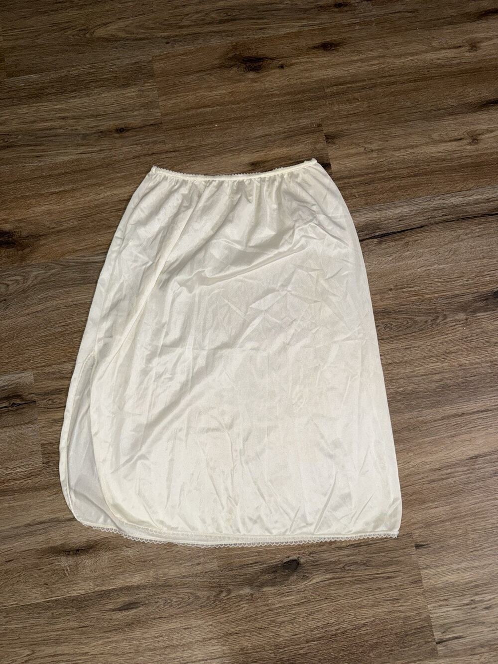 VTG Bali 7241 Ivory Half Slip Skirt Medium Side Slit Lace Hem Silky Nylon USA
